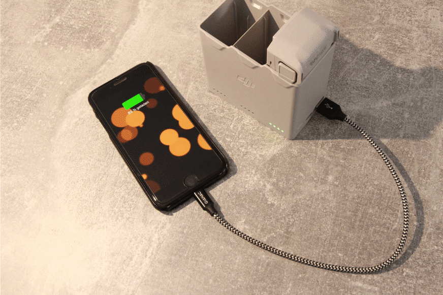 Das Mehrfachladegerät der DJI Mini 3 Pro kann mit einem Akku auch als Powerbank für andere Geräte dienen.